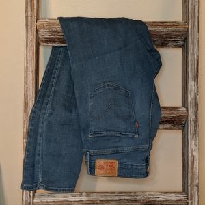 Mid rise Levi skinny jeans